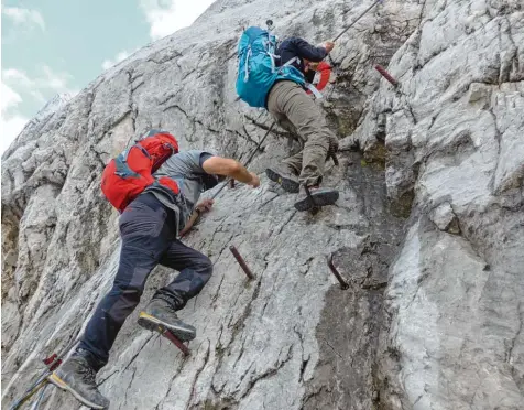  ?? Foto: Thomas Krobbach ?? Kletterpar­tie im Gletschers­chliff der Gosau Gletscher.