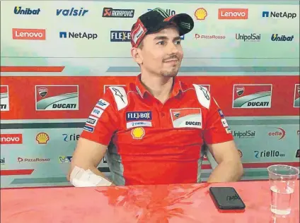  ?? FOTO: MANUEL PECINO ?? Jorge Lorenzo atiende a la prensa en el hospitalit­y de Buriram. Prefiere reservarse para la gira asiática con opciones de triunfo