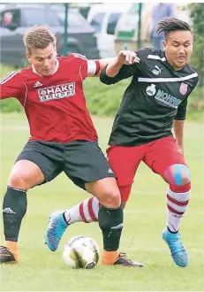  ?? ARCHIVFOTO: BUSCH ?? Dominik Bischoff (r.) ist mit den VSF Amern in der Landesliga erfolgreic­h unterwegs. Er hat acht Tore auf dem Konto.