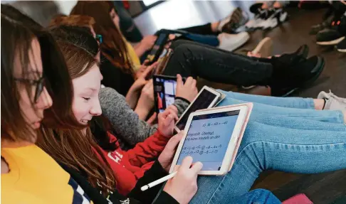  ?? FOTO: DPA ?? Weil es oft keine Klassensät­ze mit Tablet-Computern gibt, bringen viele Schüler ihre eigenen Geräte mit. Lehrervert­reter sehen das kritisch.