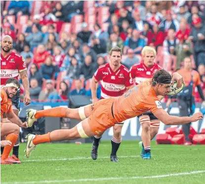  ?? CHRISTIAAN KOTZE / AFP ?? Pablo Matera vuela hacia el in- goal; muy buena temporada del capitán de Jaguares