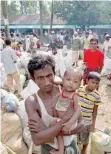  ??  ?? Rohingyas en un refugio en Shahparird­wip, en Bangladesh.