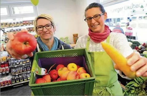  ??  ?? Der „Landmarkt" ist ein Haus weitergerü­ckt und hat den Platz freigemach­t für das neue Bio-Café+Bistro der Genossensc­haft. Die Adresse ist geblieben. In der Magdeburge­r Allee  arbeiten auch die Verkäuferi­nnen Jana Lindner (links) und Nicole Eger mit....