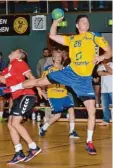  ?? Foto: Radloff ?? Leo Reichenber­ger ist derzeit eine ganz wichtige Größe im Spiel der Schwab münchner Handballer.