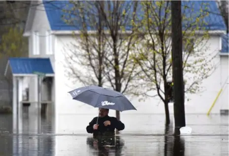  ?? JUSTIN TANG/THE CANADIAN PRESS ?? In Gatineau, Que., officials were asking residents in the worst hit areas to co-operate with evacuation plans.