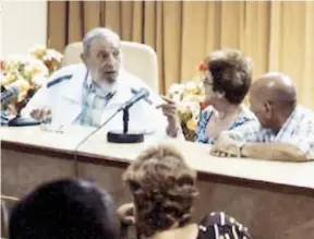  ??  ?? Fidel Castro aparece sentado en una reunión con queseros durante su visita al Instituto de Investigac­ión de la Industria Alimentari­a de Cuba.