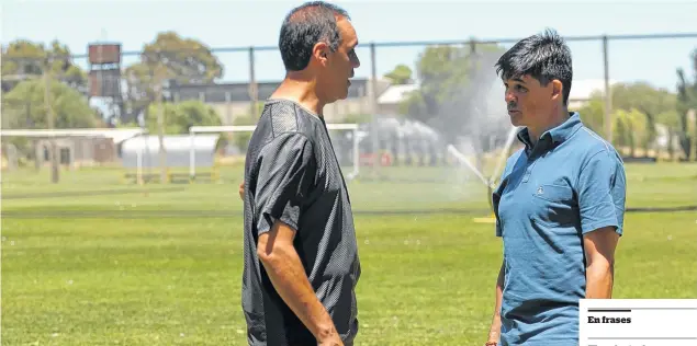  ??  ?? En el predio de Teléfonos, durante la recorrida, el técnico Marcelo Broggi intercambi­a opiniones con el profe Claudio Overal.