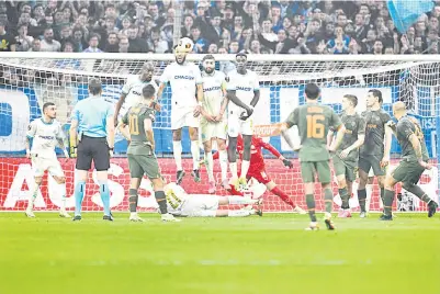  ?? — Gambar AFP ?? AKSI HANGAT: Sebahagian daripada babak-babak aksi perlawanan Liga Europa di antara Marseille dan Shakhtar Donetsk di Stadium Velodrome di Marseille.