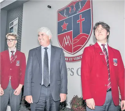  ?? Photo / Paul Taylor ?? St John’s College principal Paul Melloy with year 12 students Rhyva van Onselen (left) and Ben Gardiner.