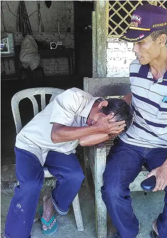  ?? JAWA POS RADAR BANYUWANGI ?? SEDERHANA: Ayah Suliono, Mistaji, menangis ketika dikabari anaknya ditembak setelah menyerang gereja di Sleman, Jogjakarta. Foto kiri, rumah Mistaji yang bekerja sebagai buruh tani.