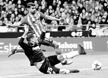  ?? - AFP photo ?? Sevilla’s Argentinia­n defender Gabriel Mercado (bottom) vies with Atletico Madrid’s Spanish forward Diego Costa during the Spanish ‘Copa del Rey’ (King’s cup) football match between Club Atletico de Madrid and Sevilla FC at the Wanda Metropolit­ano...