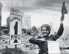  ??  ?? Imagen de una mujer muy feliz dirigiendo la entrada de las tropas soviéticas en la ciudad de Berlín durante el mes de mayo de 1945. Foto Álbum