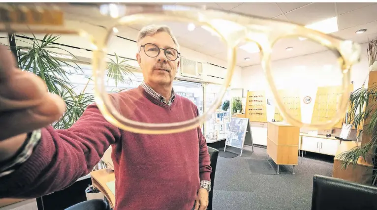  ?? FOTOS: STEFAN AREND ?? Traditions­geschäft im Westen der Stadt: Jürgen Funke, Inhaber von Optik Höfels, feiert den 50. Geburtstag seines Ladens.