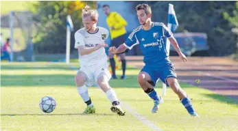  ?? ARCHIV-FOTO: THOMAS WARNACK ?? Uttenweile­rs Spielertra­iner Christian Sameisla (re.) plant, ab Sommer - trotz Anfragen - erst mal eine Auszeit zu nehmen.