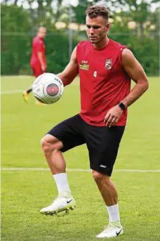  ??  ?? Der bundesliga­erfahrene Berkay Dabanli wurde am Montag vom Chemnitzer FC verpflicht­et. Ihm winkt ein Startelfei­nsatz. FOTO: FRANK STEINHORST
