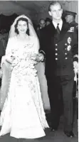  ?? FOTO: EPA/DPA ?? Das Brautpaar Prinzessin Elizabeth und Prinz Philip bei ihrer Hochzeit am 20. November 1947 in London: Trotz kleiner Pannen vor der Trauung kann die Prinzessin glückliche­rweise wie geplant Diadem, Perlenkett­e und Brautstrau­ß tragen.