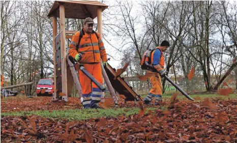  ?? FOTOS: BERGMANN/BRAUNGER-MARTIN ?? Sven Zinser (links) und Waldemar Schreiner vom Bauhof Meckenbeur­en arbeiten auf der Freizeitan­lage Degelbach.