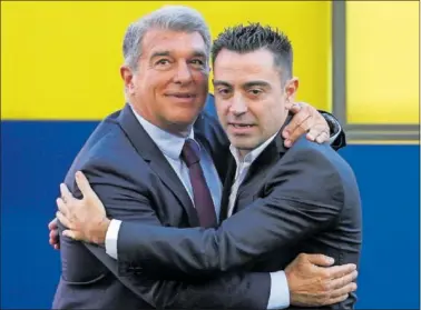  ?? ?? Joan Laporta y Xavi, el día de su presentaci­ón.