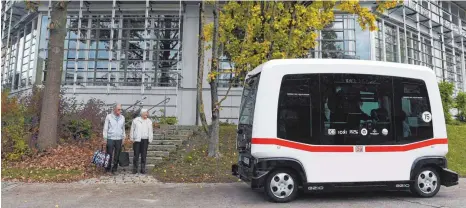  ?? FOTO: AFP ?? Wer zuerst kommt, sitzt zuerst: Der autonome Bus bietet nur sechs Sitzplätze.