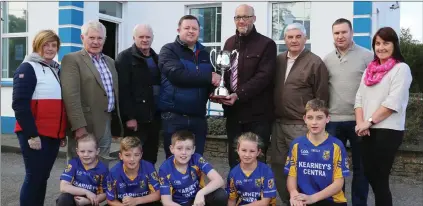  ?? LEFT: ?? Rathmore and District Credit Union CEO Mark Hussey presents the Handball Trophy to Ballydesmo­nd Handball Club Chairperso­n Mike Linehan, with players, club members, and Credit Union personnel.