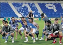  ??  ?? A UN PUNTO. Los jugadores del Leag, tras golear al Betis.