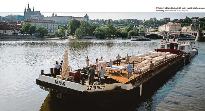  ?? Foto: Michal Šula, MAFRA ?? Přistání Nákladní loď přiváží bloky mariánskéh­o sloupu do Prahy.