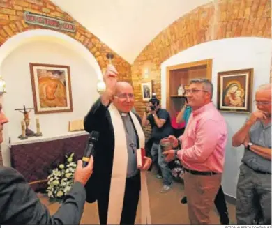  ?? FOTOS: ALBERTO DOMÍNGUEZ ?? El obispo de Huelva durante la bendición de la capilla en la tarde de ayer.