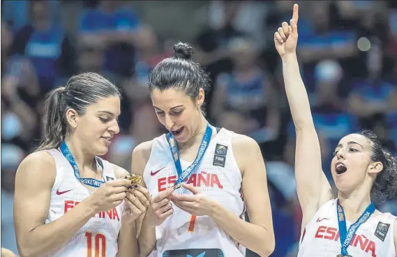  ??  ?? Alba Torrens, en el centro, con la medalla de oro conquistad­a en el Eurobasket 2017. Torrens fue elegida como MVP del torneo después de completar otro gran partido en la final