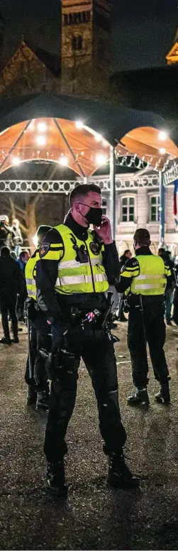  ?? REUTERS ?? Varios policías vigilan a los seguidores del Maastricht, en plena calma tensa