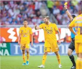  ?? MEXSPORT ?? André-Pierre Gignac discute de lejos con El Jefe Boy.