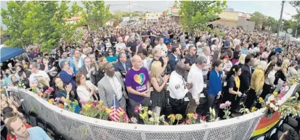  ?? RED HUBER/STAFF PHOTOGRAPH­ER ?? About 1,000 people gather at Pulse for a ceremony rememberin­g the 49 victims of the nightclub shooting on its second anniversar­y.