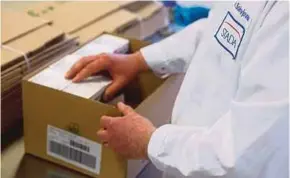  ?? BLOOMBERG PIC ?? An employee packing Magnetrans forte 150mg tablets at the Stada Arzneimitt­el factory in Bad Vilbel, Germany. Bain Capital and Cinven will offer €65.28 plus a dividend of €0.72 per Stada share.