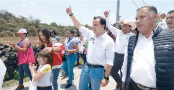  ??  ?? Mikel Arriola, candidato del PRI a la CDMX, recorrió el paraje Joyas y posteriorm­ente se reunió con colonos de San Antonio Tecomitl, en Milpa Alta. La candidata a esa alcaldía, Mariana Moguel, lo acompañó en su camino.