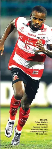  ?? DIPTA WAHYU/JAWA POS ?? BAHAYA: Striker Madura United Greg Nwokolo menjadi ancaman bagi tuan rumah Bhayangkar­a FC malam ini.