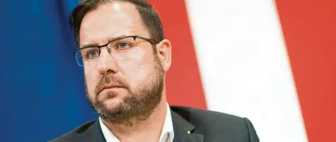  ?? Foto: Imago Images ?? Der neue FPÖ-Generalsek­retär Christian Hafenecker hat den Bericht präsentier­t.