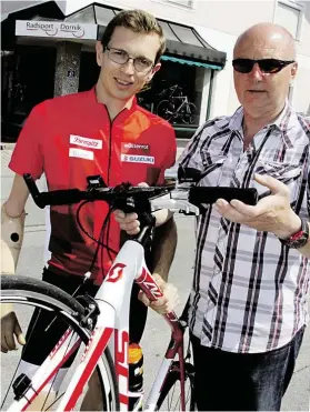  ?? BILDER: SN/CHRISTIAN SPRENGER (3) ?? Günther Matzinger und Norbert Dornik zeigen den umgebauten Lenker mit der Brems-Schalt-Kombinatio­n.