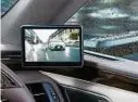  ??  ?? Ein digitales Rückdispla­y ersetzt im Lexus ES den Rückspiege­l.