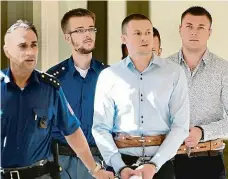  ?? Foto: Ondřej Deml, ČTK ?? Diamantová loupež Dailonis Volkovs (v popředí) a Vladimirs Čalomovs si odpykají devět let za přepadení klenotnict­ví.