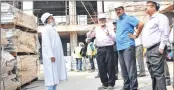  ??  ?? Milind Mhaiskar,V-P and CEO of MHADA, and his team visited Bhendi Bazaar on Friday to understand the on-ground progress and challenges faced by the Saifee Burhani Trust while undertakin­g the redevelopm­ent project.