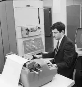  ?? CARNEGIE MELLON UNIVERSITY ?? Professor Fredkin, working on an early computer, the PDP-1, in 1960.