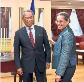  ?? — Bernama ?? Welcome: United States Ambassador to Malaysia Kamala Shirin Lakhdhir paying Muhyiddin a visit at the Home Minister’s office in Putrajaya.