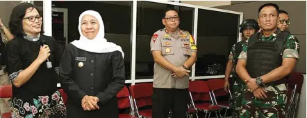  ?? ROBERTUS RISKY/JAWA POS ?? SINERGI: Dari kiri, Florida Rambu, Gubernur Jatim Khofifah Indar Parawansa, Kapolda Irjen Pol Luki Hermawan, dan Pangdam V/Brawijaya Mayor Jenderal TNI Wisnoe Prasetja Boedi mengunjung­i Gereja Kristen Indonesia, Jalan Ngagel Jaya Utara, Surabaya, kemarin (23/12).