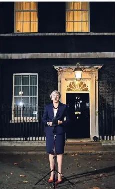  ?? FOTO: DPA ?? Geschafft, in jeder Hinsicht: Premiermin­isterin Theresa May verkündet am Abend vor Downing Street No. 10 die Zustimmung des Kabinetts.