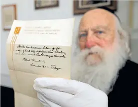  ??  ?? De puño y letra. El manuscrito de Einstein fue vendido en Jerusalén.