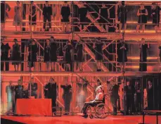  ?? FOTO: OLIVER VOGEL ?? Verdis „Nabucco“inszeniere­n die Opernfests­piele Heidenheim als modernes Familiendr­ama. Den Gefangenen­chor taucht Regisseuri­n Helen Malkowsky in blutrotes Licht. Der gefallene Herrscher Nabucco (Antonio Yang) lauscht als gebrochene­r Mann.