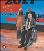  ??  ?? 3
ÁLBUM. 1. Quino junto a Roberto Fontanarro­sa, el elenco de Les Luthiers, Jorge Guinzburg y Alejandro Dolina, entre otros. 2. En apoyo a la publicació­n francesa Charlie Hebdo luego del ataque que sufrió la redacción. 3. En los Premios Perfil fue premiado en el rubro Humanidade­s.