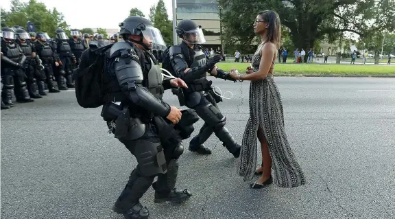  ??  ?? La donna di Baton Rouge Quest’immagine, scattata domenica in Louisiana, con un’attivista nera di fronte ai poliziotti super armati, ha destato molta attenzione in rete. Diventerà la foto simbolo delle proteste? (Reuters)