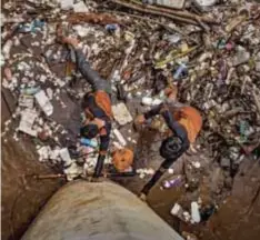  ?? | THE NEW YORK TIMES ?? Retiro de basura flotante en el río Ciliwung.