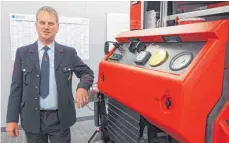  ?? FOTO: ILJA SIEGEMUND ?? Berghülens Feuerwehr benötigt eine neue Tragkrafsp­ritzenpump­e. Bei einem Großbrand in Treffensbu­ch ging eine von zwei vorhandene­n Pumpen kaputt, erklärt Gerätewart Markus Zeifang.