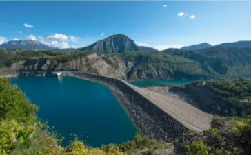  ??  ?? L’aménagemen­t du lac de Serre-ponçon, à la limite des départemen­ts des Hautes-alpes et des Alpesde-haute-provence, a nécessité le déplacemen­t d’une population de 1500 personnes ; 2 villages ont été engloutis et plus de 400 bâtiments détruits.